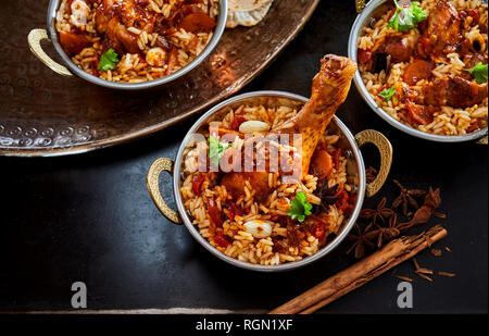 Arabisch traditionellen Futternäpfe kabsa mit Fleisch Stockfoto