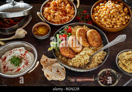 Nahöstliche Küche Essen in Metall Pfannen und Geschirr aus hohen Winkel in der Nähe gesehen - bis full frame Studio shot Stockfoto