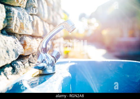 Outdoor Waschbecken in einem Garten, Wasser tropft vom Tippen. Abfälle Konzept. Stockfoto