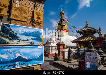 Die große Stupa von Swayambhunath mit flatternden Gebetsfahnen, kleine Tempel und Gemälde unter Stockfoto