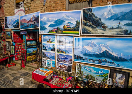 Souvenirs und Gemälde zum Verkauf an der großen Stupa von Swayambhunath mit flatternden Gebetsfahnen Stockfoto