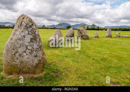 Die Castlerigg Steinkreis in der Nähe von Keswick im englischen Lake District, Cumbria, England. Es ist ein teilweise bewölkt Tag im Frühling. Stockfoto