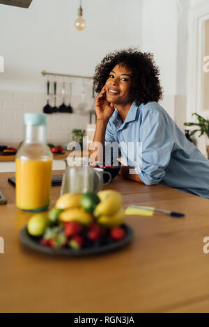 Frau mit einem gesunden Frühstück in Ihrer Küche Stockfoto