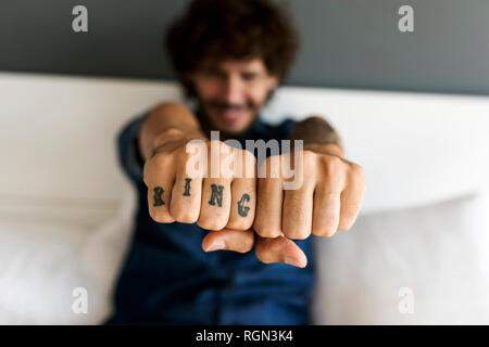 Nahaufnahme der tätowierten Mann seine Hände sichtbar Stockfoto