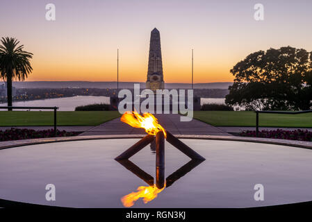 Ewige Flamme mit Kriegerdenkmal in Perth Stockfoto