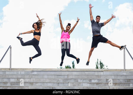 Die jungen Athleten vor Freude hüpfend auf Treppen Stockfoto