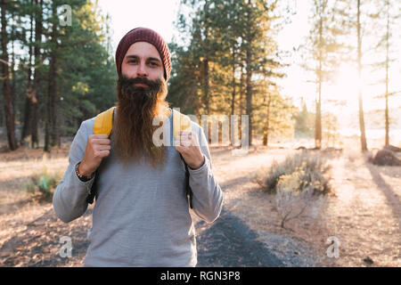 USA, Kalifornien, Portrait eines bärtigen Mann in einem Wald in der Nähe des Lassen Volcanic National Park Stockfoto