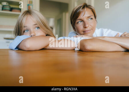 Mutter und Tochter in der Küche zu Hause Schiefe Stockfoto