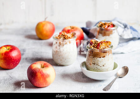 Apfelkuchen über Nacht Hafer mit karamellisierten Äpfeln und Haselnüssen Stockfoto