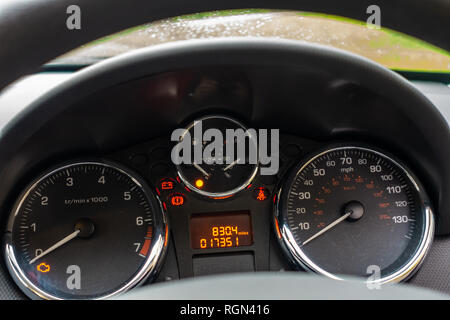 Armaturenbrett und wählt auf einem Peugeot 207 Auto Stockfoto