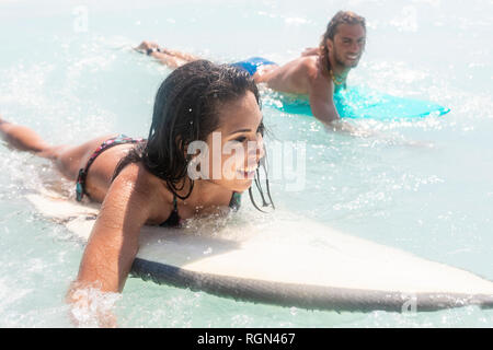 Junges Paar, das Spaß am Meer, Surfen Stockfoto