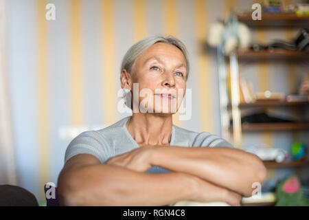Porträt der lächelnde senior Frau zu Hause entspannen Stockfoto