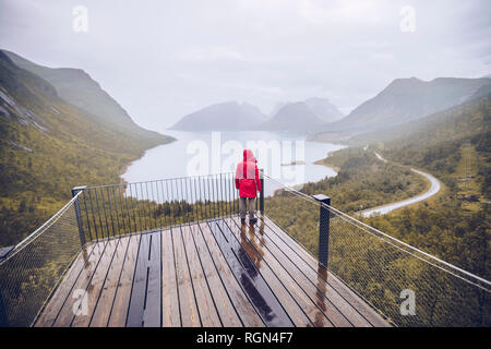 Norwegen, Senja, Rückansicht der Mann stand auf einer Aussichtsplattform an der Küste Stockfoto