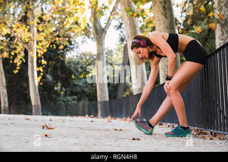 Passen junge Frau dehnen vor dem Training Stockfoto