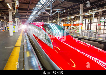 Iwate, Japan - 22. April 2018: Die japanischen Shinkansen Hochgeschwindigkeitszug Komachi in Kitakami Station fahren Sie nordöstlich von Japan von Tokio Stockfoto