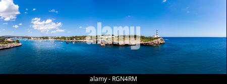 Spanien, Balearen, Mallorca, Portocolom, Punta de ses Crestes, Bucht von Sa Coma und Cala Parbacana, Leuchtturm Stockfoto