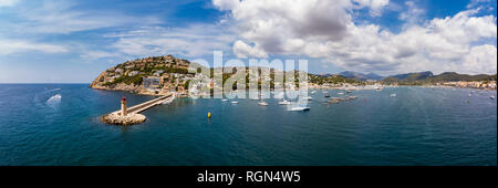 Spanien, Balearen, Mallorca, Andratx Region, Luftaufnahme von Port d'Andratx, Küste und natürlichen Hafen mit Leuchtturm Stockfoto