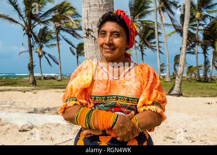 Panama San Blas Inseln, Achutupo, traditionell gekleidet Kuna Yala Frau Stockfoto