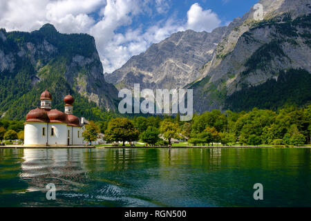 Deutschland, Bayern, Oberbayern, Nationalpark Berchtesgaden, Watzmann Ostwand, Blick auf die Kirche St. Bartholomä am Königssee Stockfoto