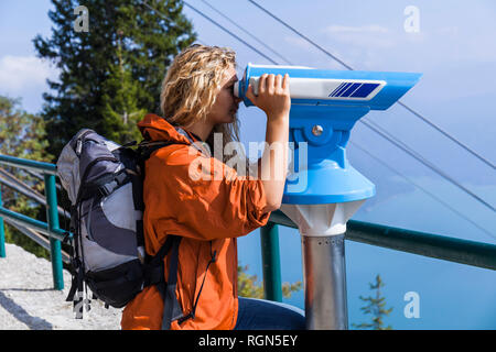 Junge Frau in Bergen suchen, mit Münzautomat Teleskop Stockfoto