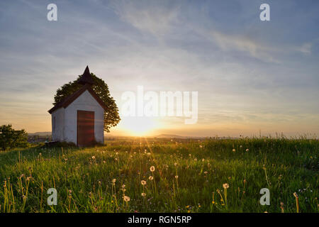 Deutschland, Oberbayern, Aidlinger Höhe, Kapelle bei Sonnenuntergang Stockfoto