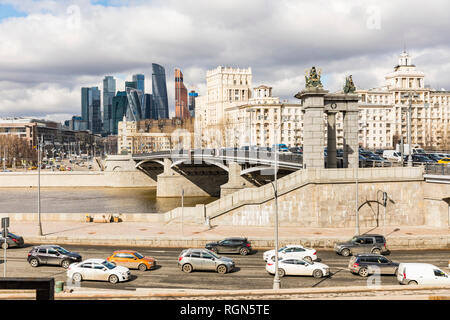 Russland, Moskau, Brücke in der Stadt über die Moskwa mit Financial District im Hintergrund Stockfoto