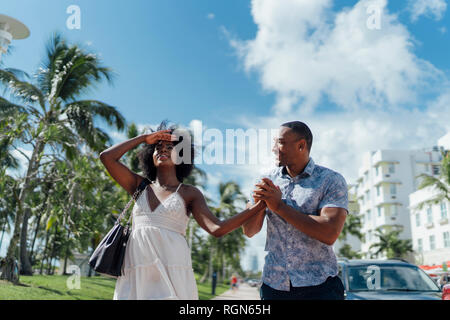 USA, Florida, Miami Beach, glückliches junges Paar auf der Straße zusammen Stockfoto