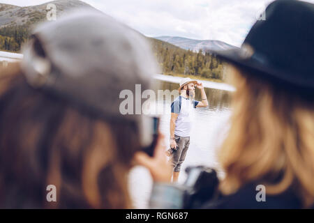 Schweden, Lappland, zurück Blick auf zwei Frauen, die Foto des Menschen Stockfoto