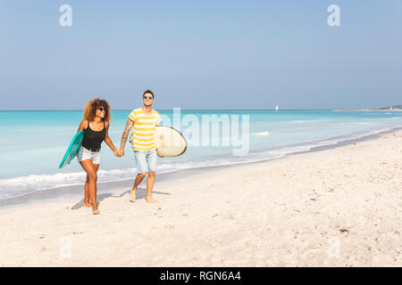 Paar am Strand, Surfbretter Stockfoto