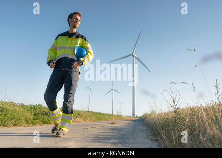 Ingenieur gehen auf Feld Pfad zu einem Windpark Stockfoto