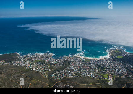 Südafrika, Kapstadt, Camps Bay zum Tafelberg gesehen Stockfoto