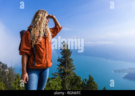 Junge Frau wandern in den bayerischen Bergen, mit Blick auf den Walchensee Stockfoto