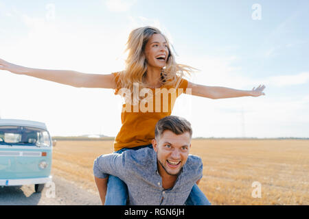 Verspielt junges Paar an Wohnmobil in ländlichen Landschaft Stockfoto