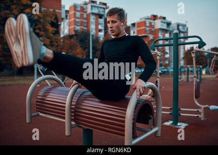 Sportlicher Mann in den Abend arbeiten Stockfoto