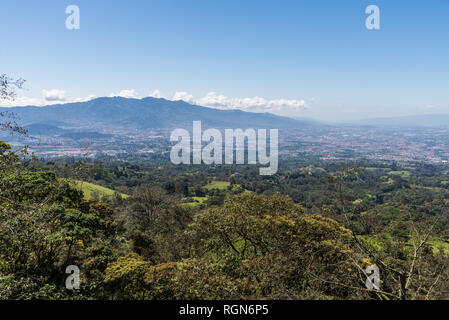 Die Zersiedelung der Stadt San Jose am Fuße des Vulkan Irazu, Costa Rica. Stockfoto