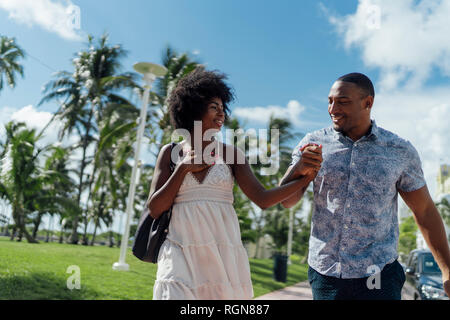 USA, Florida, Miami Beach, glückliches junges Paar auf der Straße zusammen Stockfoto