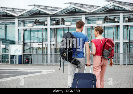 Ansicht der Rückseite des Paar außerhalb Flughafen Stockfoto