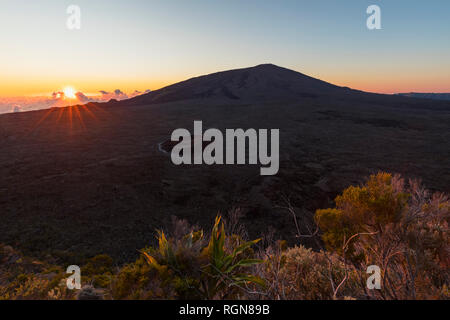 Reunion, Nationalpark, Shield Vulkan Piton de la Fournaise in Caldera Enclos Fouque, Caldera Rempart und Formica Leo, Ansicht von Pas de Bellecombe, sunrise Stockfoto