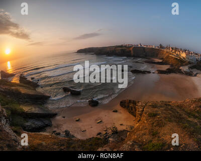 Portugal, Alentejo Zambujeira do Mar, Praia dos Alteirinhos, Felsformationen am Strand am Abend Stockfoto