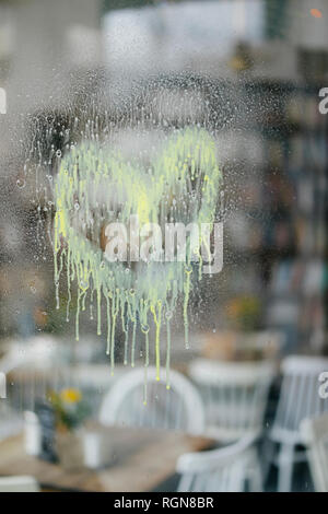 Auflösen von Herzen auf Scheibe in einem Cafe Stockfoto