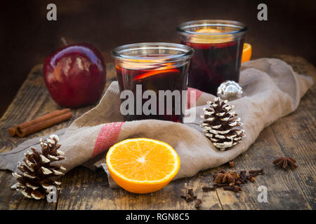 Zwei Gläser Glühwein mit Orangenscheiben zur Weihnachtszeit Stockfoto