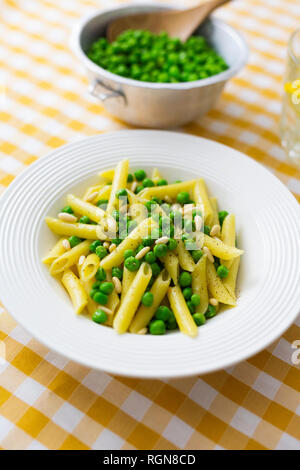 Penne mit Erbsen und Pinienkerne auf Platte Stockfoto