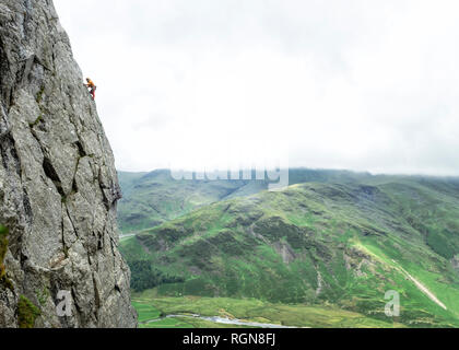 Vereinigtes Königreich, Lake District, Langdale Valley, Gimmer Crag, Kletterer am Fels. Stockfoto