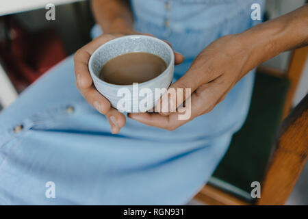 In der Nähe von Frau mit Tasse Kaffee mit Milch Stockfoto