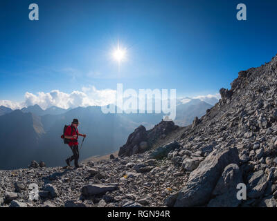 Grenzregion Italien Schweiz, älterer Mann Wandern in der Bergwelt am Piz Umbrail-pass Stockfoto