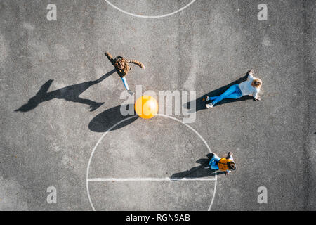 Österreich, Antenne, Ansicht von Basketball Feld mit großen Ball Stockfoto