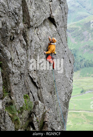 Vereinigtes Königreich, Lake District, Langdale Valley, Gimmer Crag, Kletterer am Fels. Stockfoto