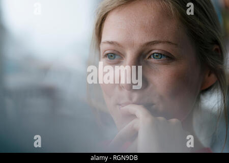 Portrait von lächelnden jungen Frau, seitlich Stockfoto