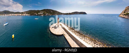 Spanien, Balearen, Mallorca, Andratx Region, Luftaufnahme von Port d'Andratx, Küste und natürlichen Hafen mit Leuchtturm Stockfoto