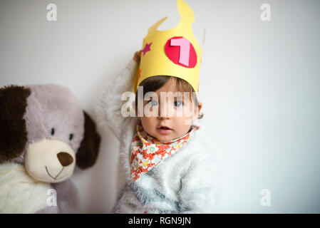 Portrait von baby girl mit Papier Krone am ersten Geburtstag Stockfoto